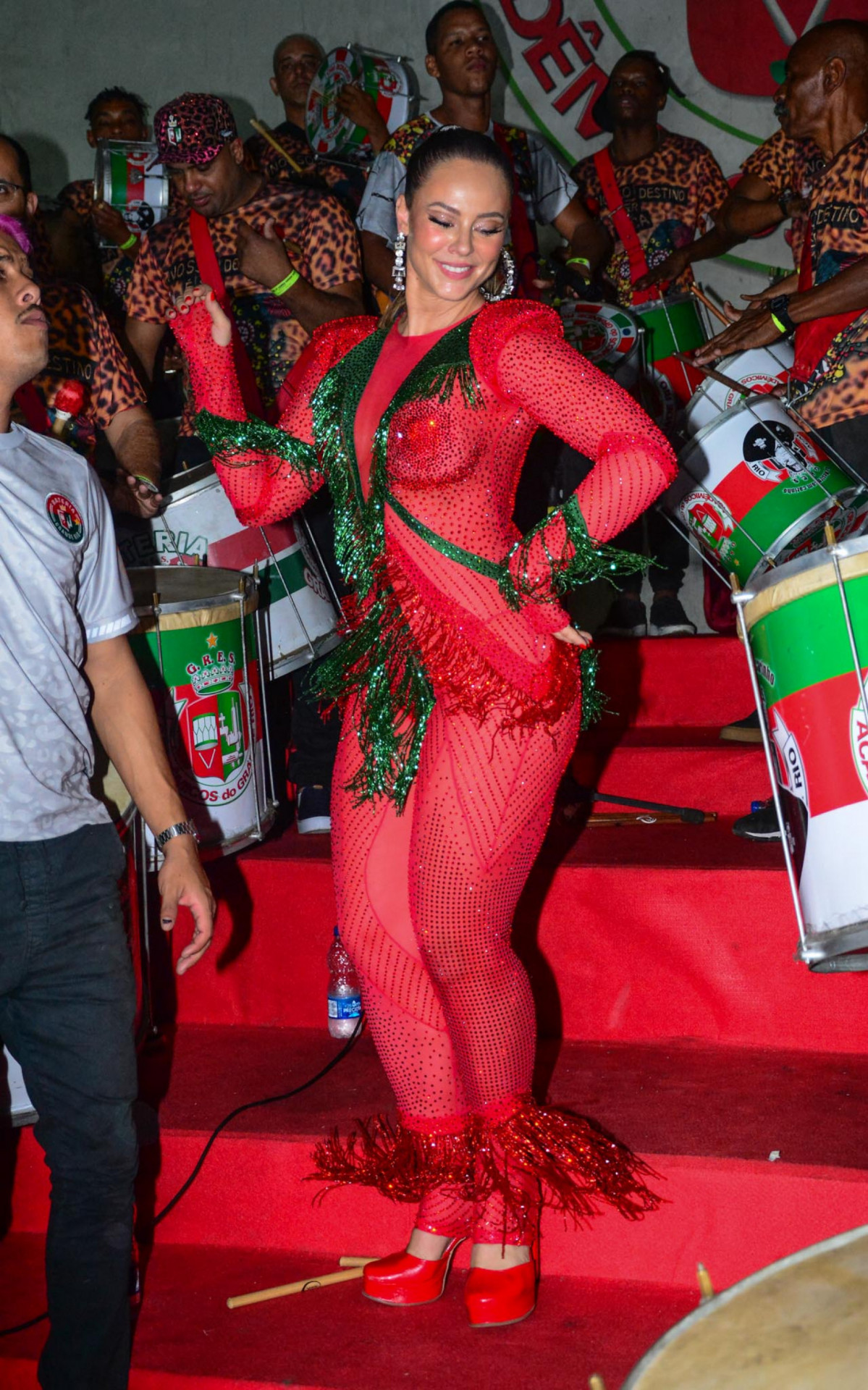 Paolla Oliveira se esbaldou na final de samba-enredo da Grande Rio, neste sábado