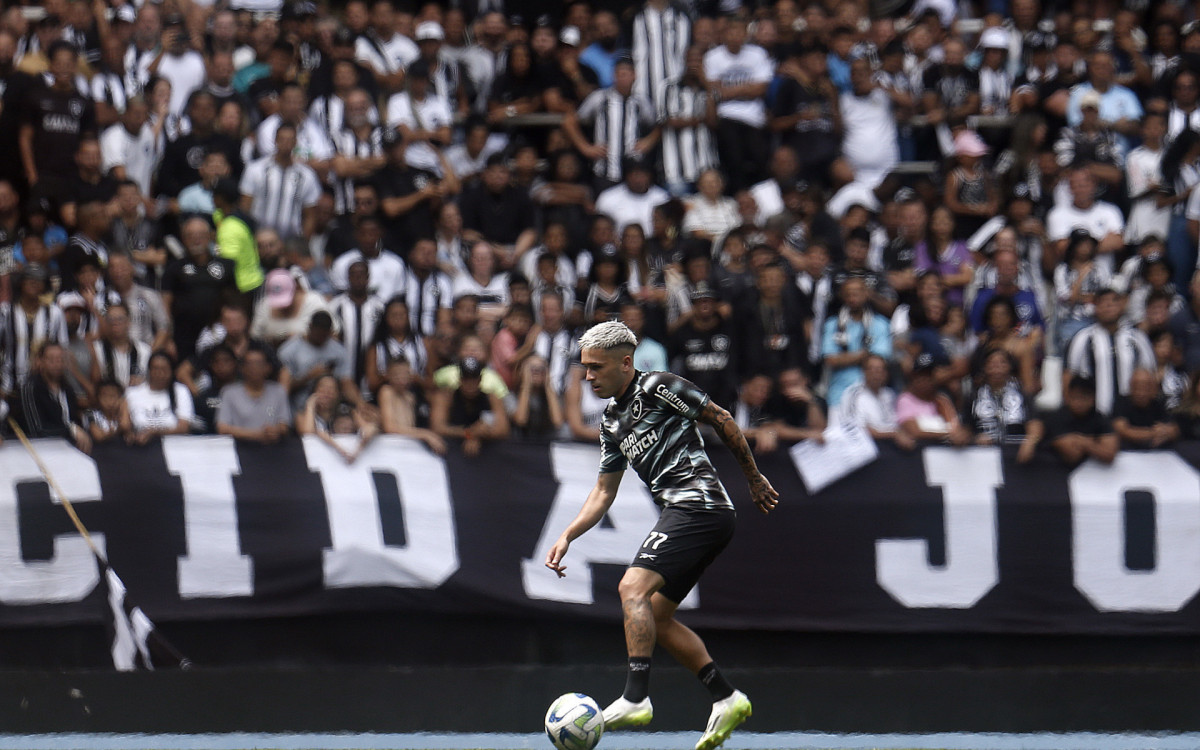 Diego Hern&aacute;ndez n&atilde;o tem recebido oportunidades com Bruno Lage no Botafogo
