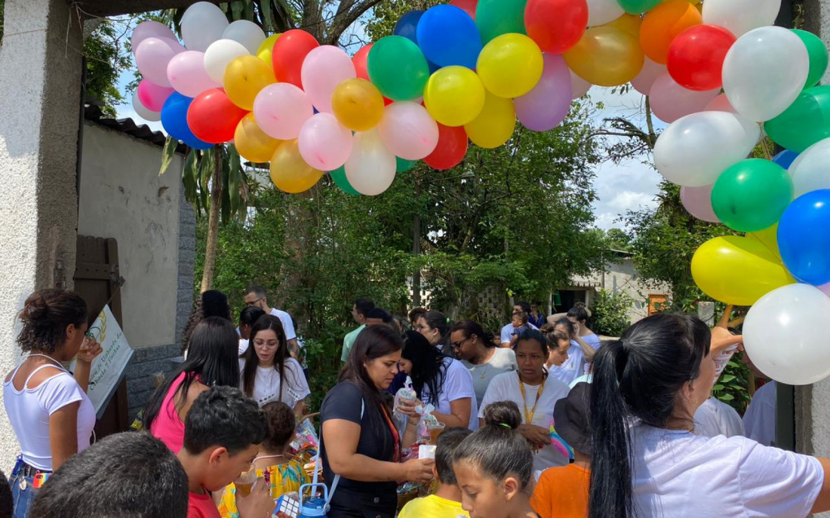 O povo é recebido em clima de festa em terreiro de umbanda, em Guapimirim