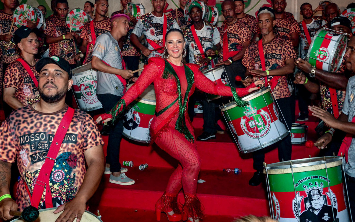 Paolla Oliveira se esbaldou na final de samba-enredo da Grande Rio, neste sábado
