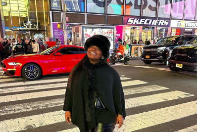 Jojo Todynho se diverte com microfone durante viagem a Nova York