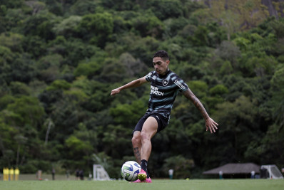 De contrato renovado, Hugo recebe nova oportunidade no Botafogo