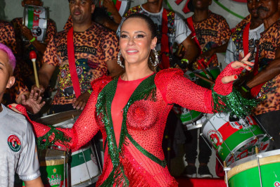 De look transparente, Paolla Oliveira cai no samba na quadra da Grande Rio