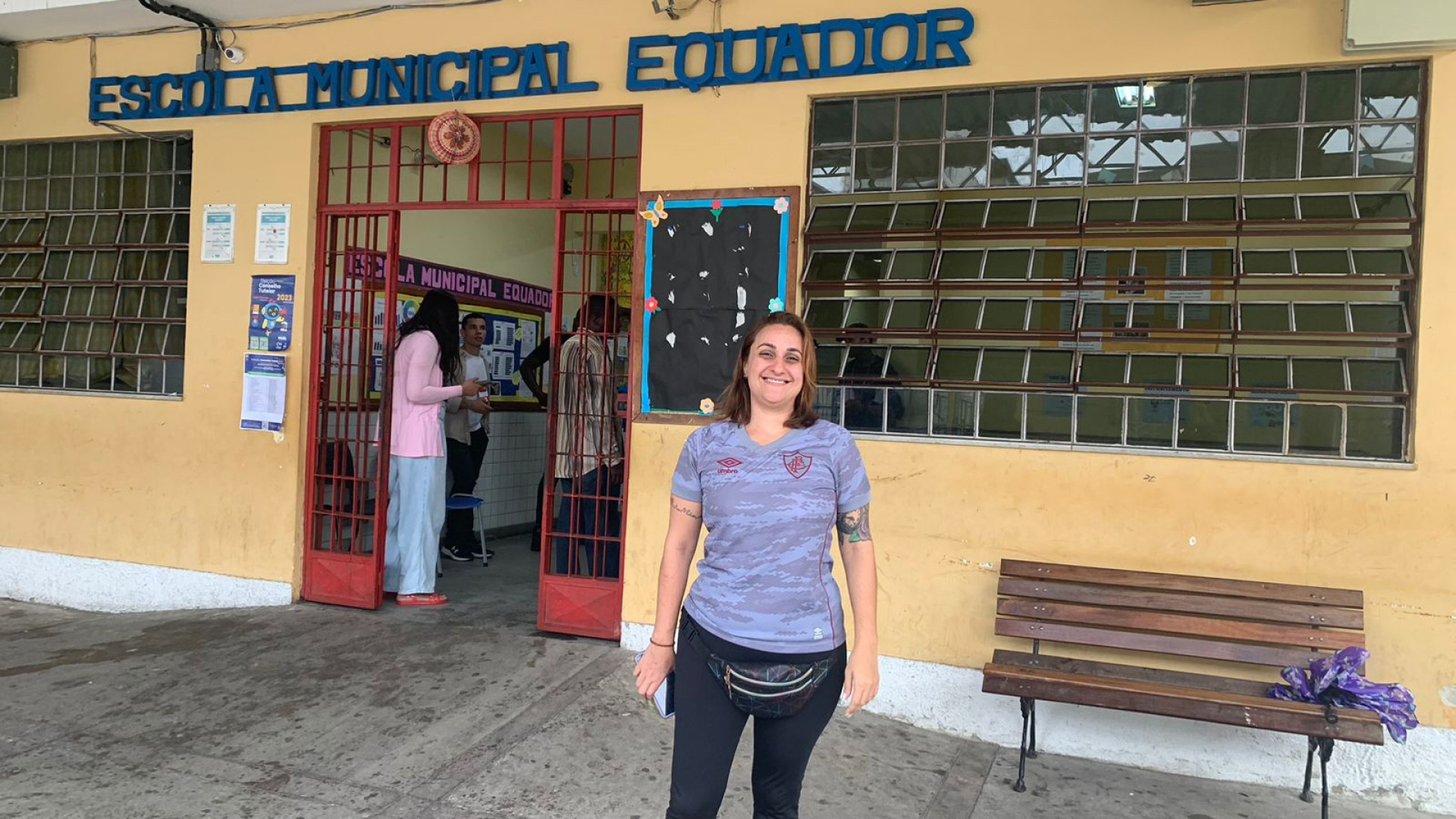 Na foto, a orientadora educacional Karina Ceciliano, de 41 anos, indo votar em Vila Isabel - Tatiane Siqueira/Ag&ecirc;ncia O DIA