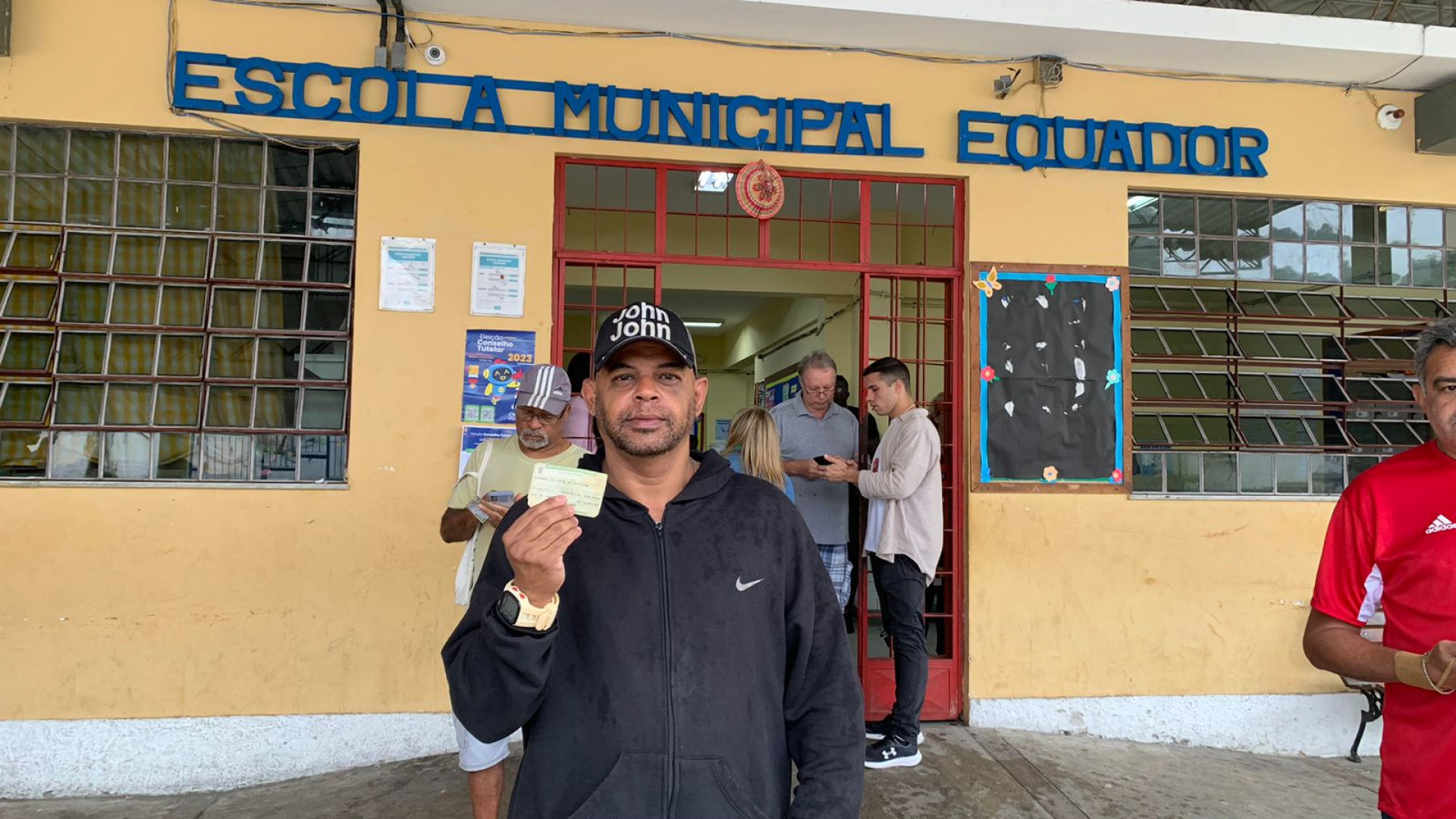Na foto, o t&eacute;cnico em radiologia Eduardo da Costa Oliveira, de 50 anos, indo votar em Vila Isabel - Tatiane Siqueira/Ag&ecirc;ncia O DIA