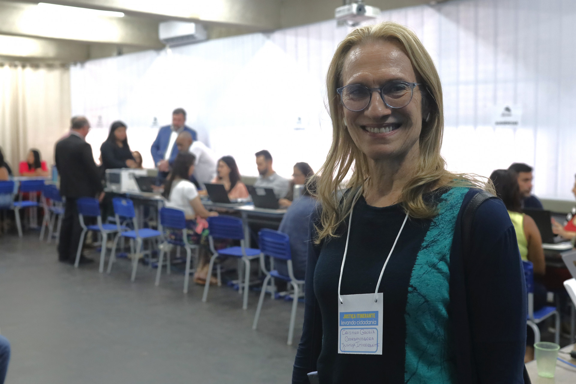 A desembargadora Cristina Tereza Gaulia, coordenadora do programa, esteve presente durante a ação - Reprodução / TJRJ