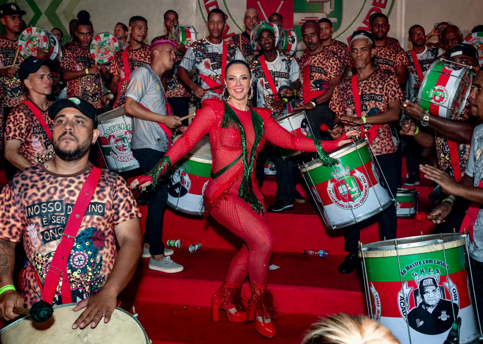 Paolla Oliveira se esbaldou na final de samba-enredo da Grande Rio, neste sábado - Webert Belicio / AgNews 