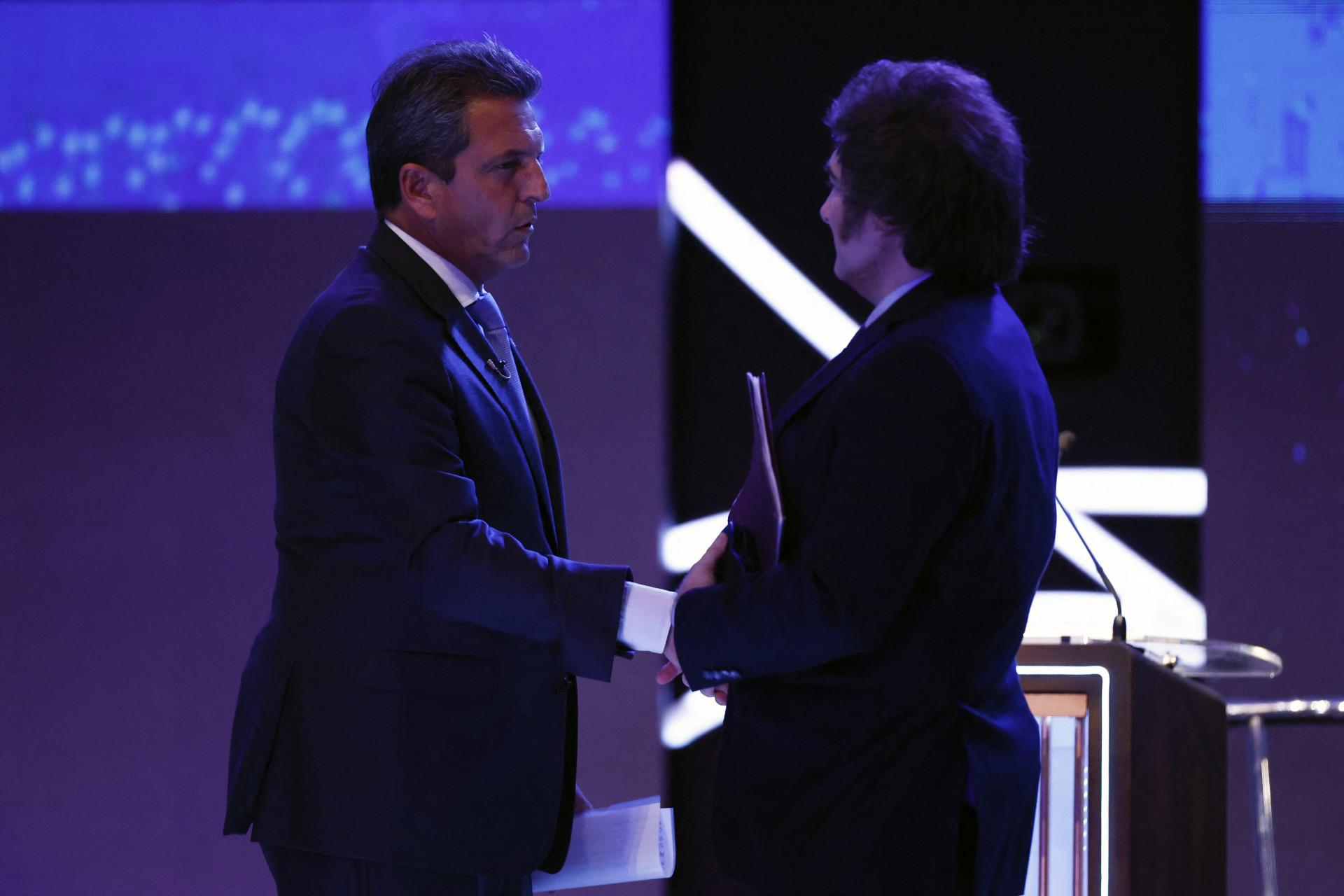 Massa e Milei se cumprimentam ap&oacute;s debate no domingo, 1 - Tomas Cuesta/AFP
