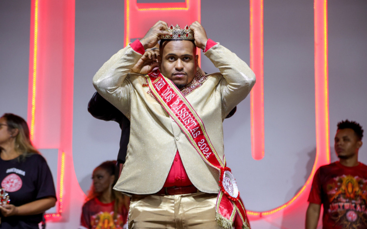 Danilo Vieira é coroado rei dos passistas do Salgueiro