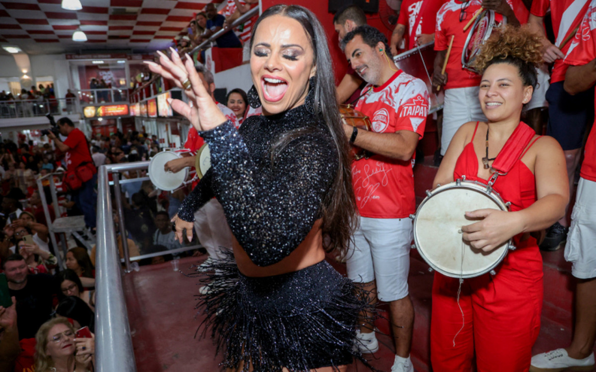 Viviane Araujo cai no samba na quadra do Salgueiro - Ansderson Borde / Ag. News