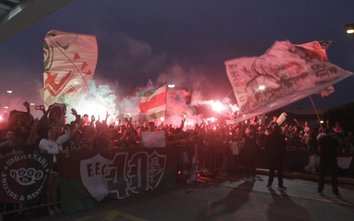 Torcida AeroFlu, na concentração no salão nobre do Aeroporto do Galeão, no embarque do time do Fluminense para a partida contra o Internacional. Segunda-feira (02)