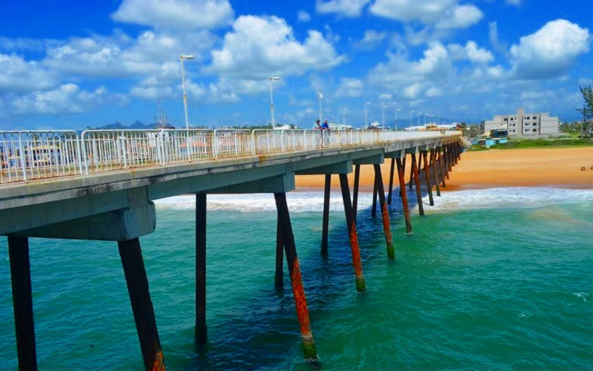 Alambrados enferrujados, iluminação precária e grades danificadas estão entre os problemas que demandam reparos urgentes