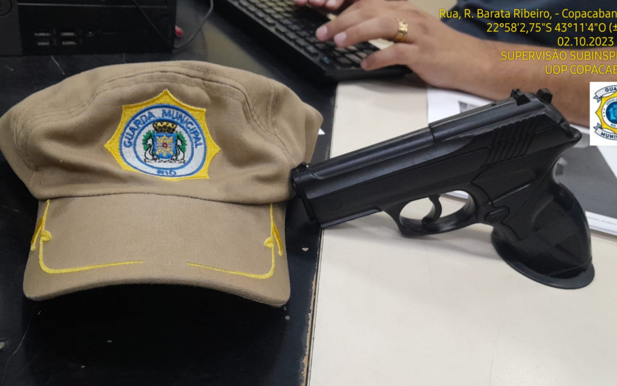 Suspeita roubou cinco anéis de ouro de uma turista usando uma arma falsa em Copacabana