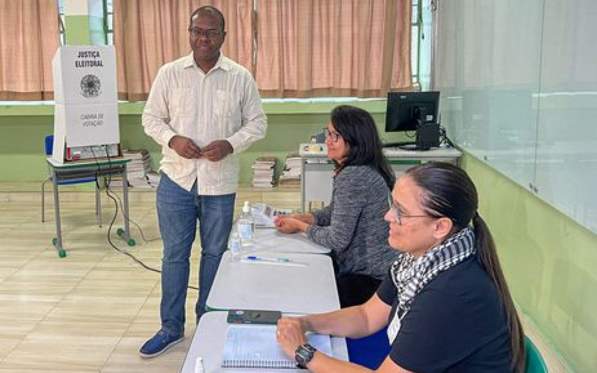 Ministro Silvio Almeida votando para escolher os novos membros dos Conselhos Tutelares em SP