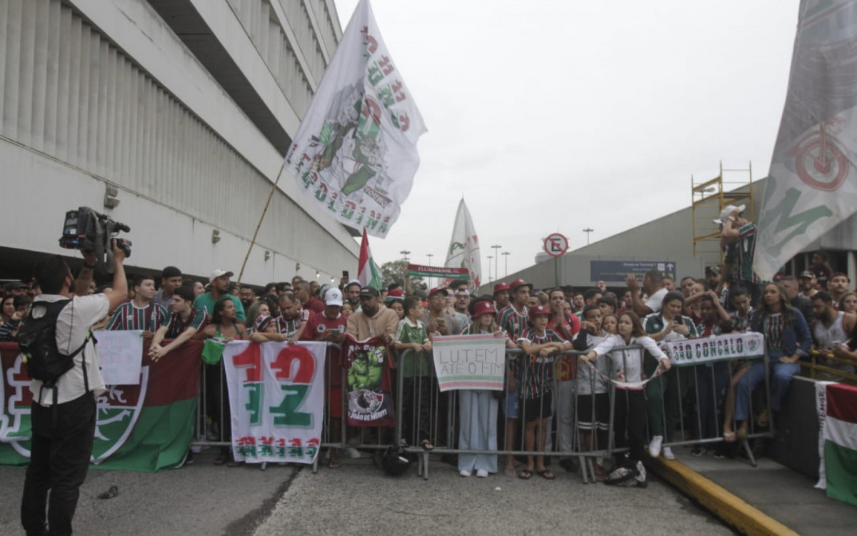 Torcida do Fluminense marcou presença no Aeroporto do Galeão para apoiar a delegação antes do embarque para Porto Alegre