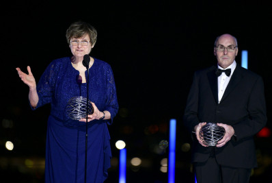 Nobel de Medicina premia responsáveis por tecnologia de vacina da covid-19
