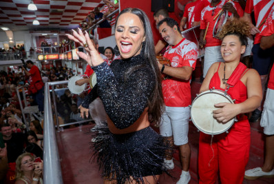 Viviane Araujo brilha em dia de disputa de samba na quadra do Salgueiro