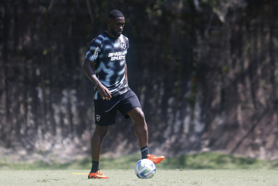 Com angolano Bastos, Botafogo divulga relacionados para duelo com o Goías