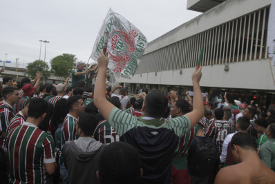 Torcida do Fluminense apoia time no embarque para Porto Alegre; veja como foi