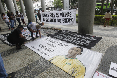 Famílias de jovens mortos em ações policiais fazem ato na frente do MPRJ: 'Quem matou está solto'