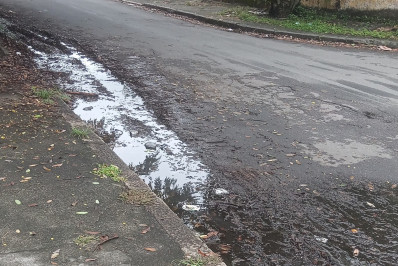 Moradores reclamam de vazamento de esgoto no Anil