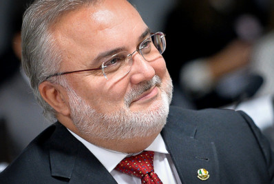 Comissão do Senado aprova convite a presidente da Petrobras para esclarecer retenção de dividendos