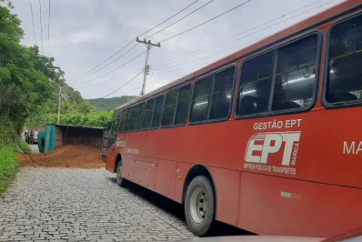 Caminhão capota na Estrada do Caju em Maricá