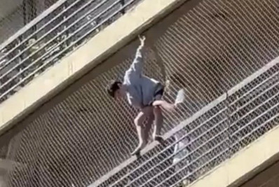 Menino de 11 anos fica preso do lado de fora de sacada no oitavo andar na Argentina