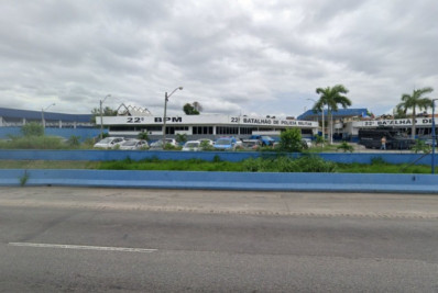 Muro de Batalhão da PM na Maré está caído há quase um mês