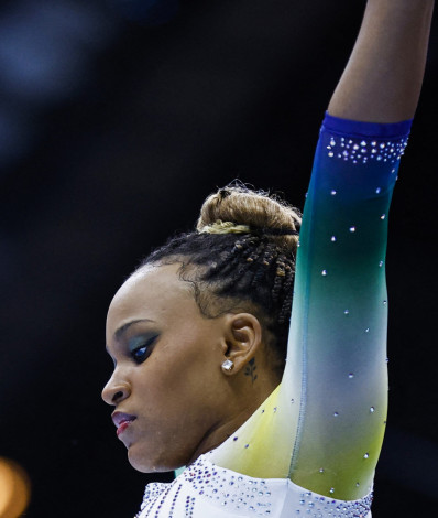 Rebeca Andrade se garante em quatro finais e Flavia Saraiva em duas no  Mundial de ginástica, Farol