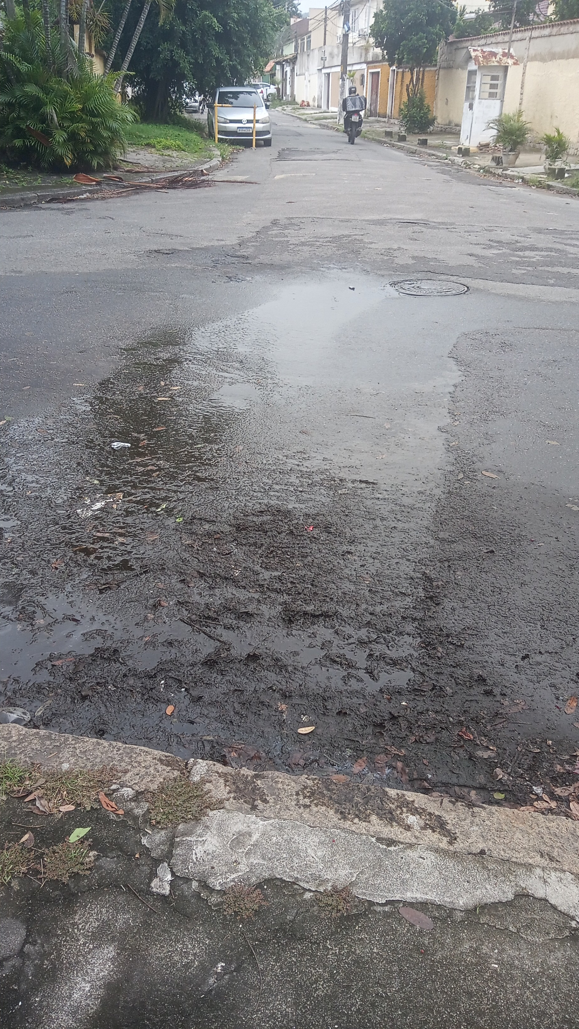 Cal&ccedil;ada da rua General Jos&eacute; Eul&aacute;lio, no Anil, em Jacarepagu&aacute;, com o esgoto escorrendo na via - Divulga&ccedil;&atilde;o