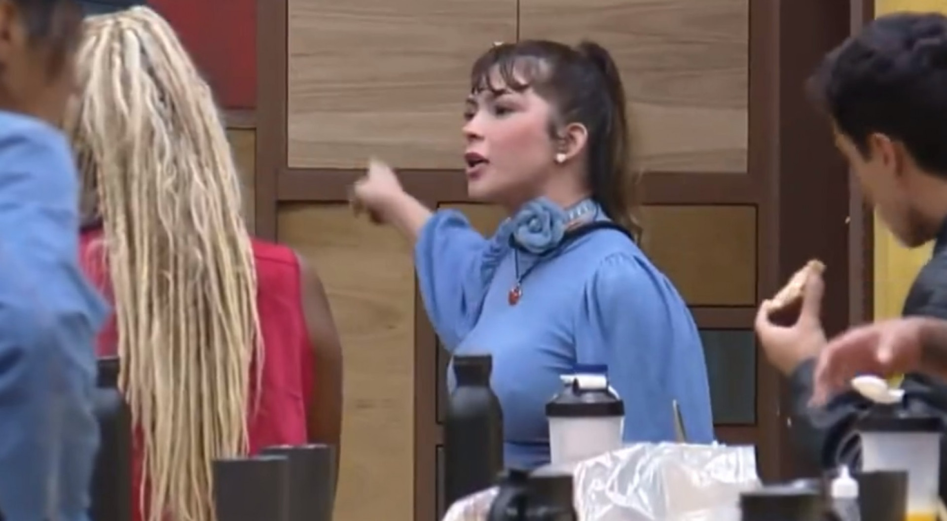 Nadja Pessoa defende Jaquelline e protagoniza barraco com outros peões - Reprodução de vídeo / PlayPlus