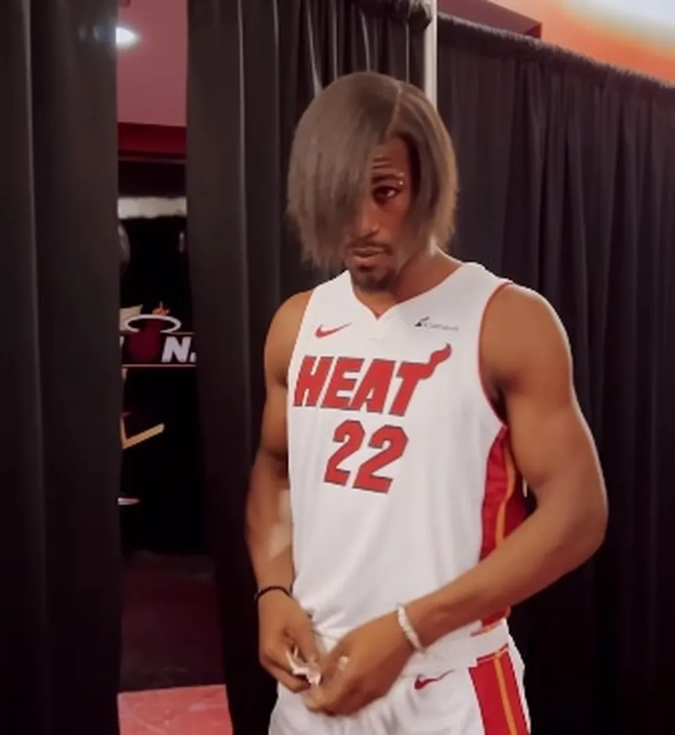Jimmy Butler viraliza na NBA ao aparecer com cabelo e visual emo