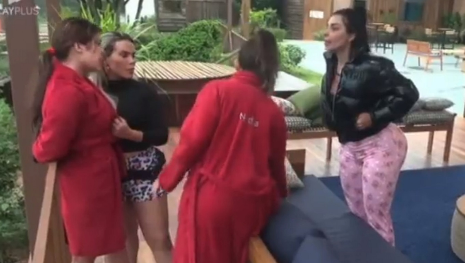 Jaquelline e Jenny Miranda brigam em 'A Fazenda 15' - Reprodução de vídeo / Playplus