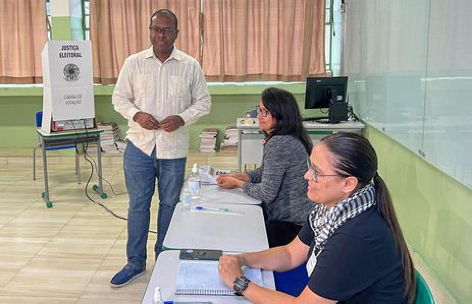 Ministro Silvio Almeida votando para escolher os novos membros dos Conselhos Tutelares em SP - MDHC/Divulgação