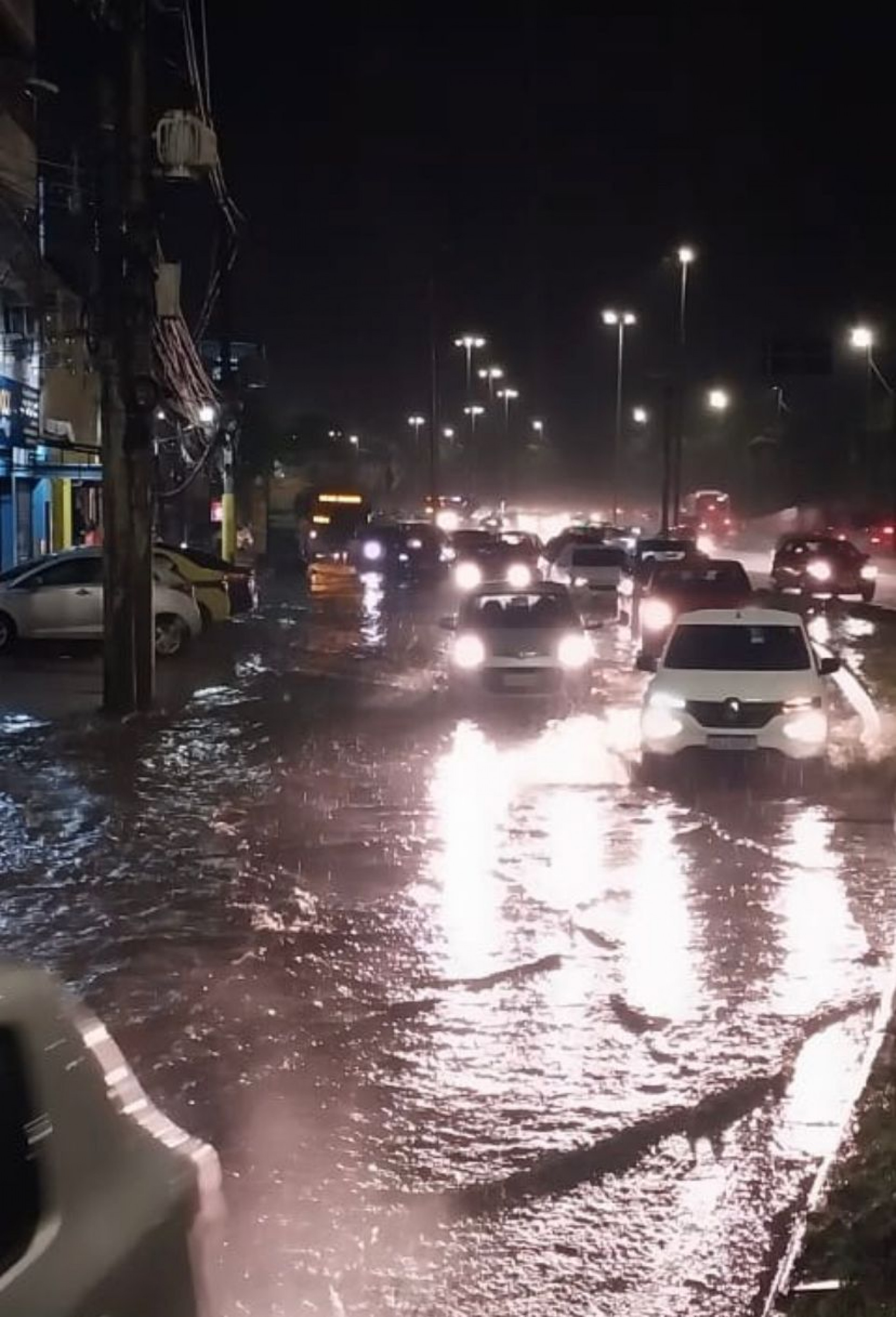 Chuva forte causa transtornos para motoristas e pedestres na Zona Sul do Rio - Reprodução