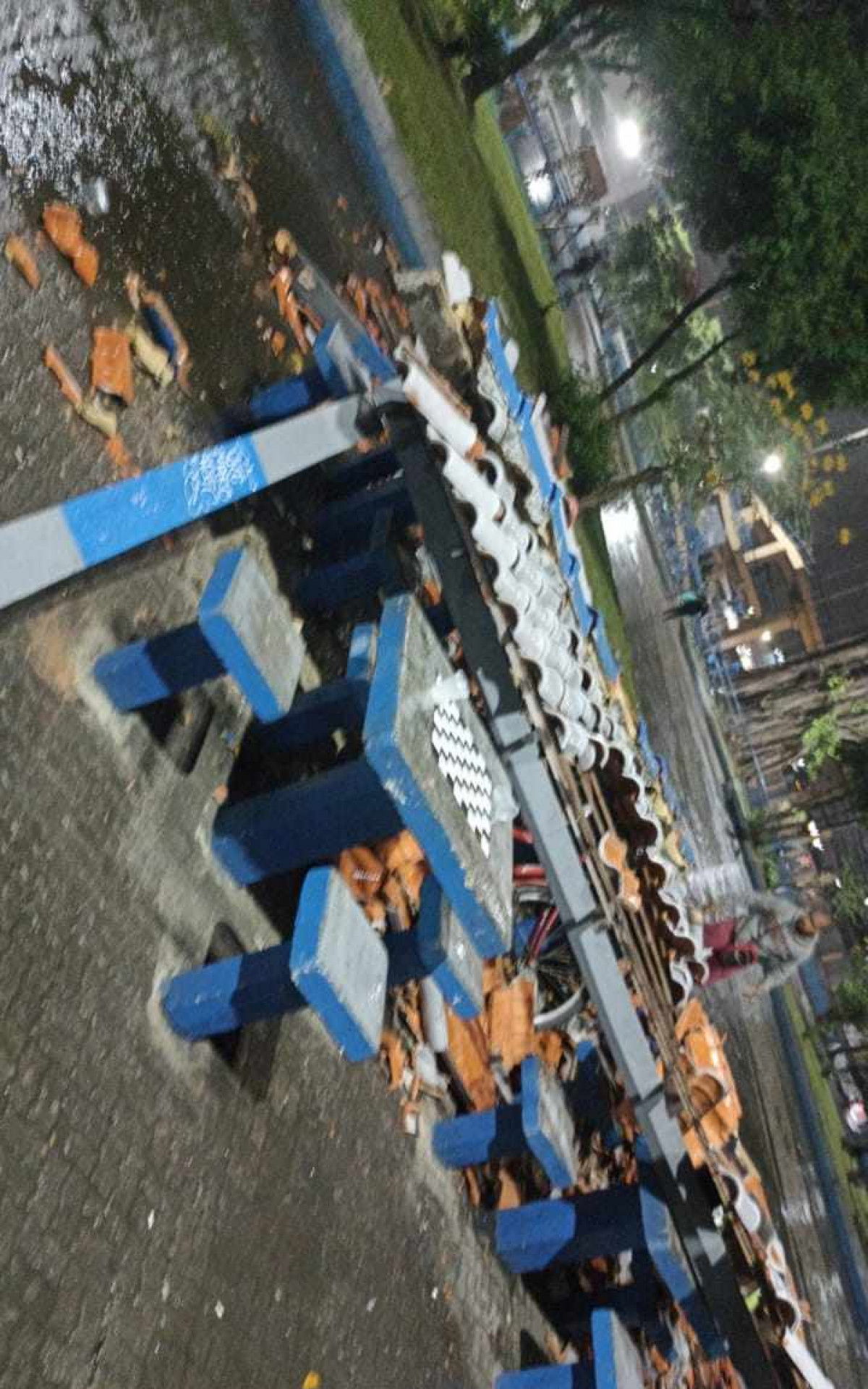 A Praça desabou durante as chuvas em Mesquita - Rede Social