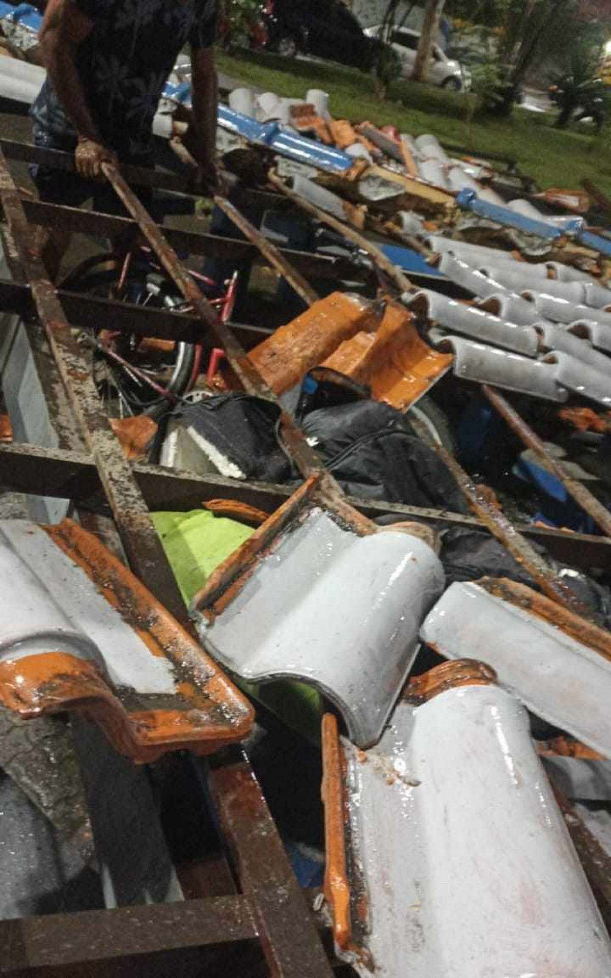 A Praça desabou durante as chuvas em Mesquita - Rede Social