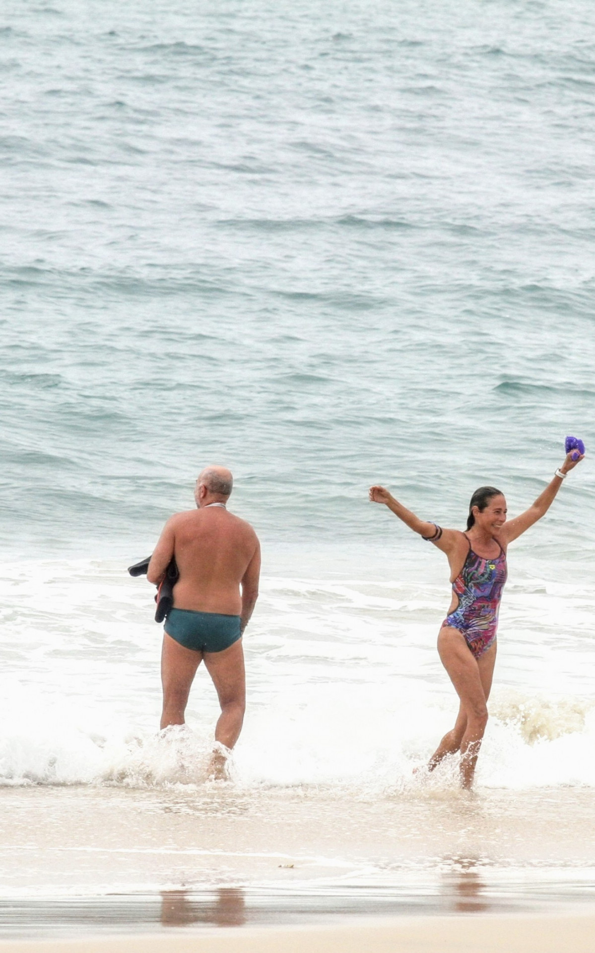 Andrea Beltrão se exercita em praia da Zona Sul do Rio