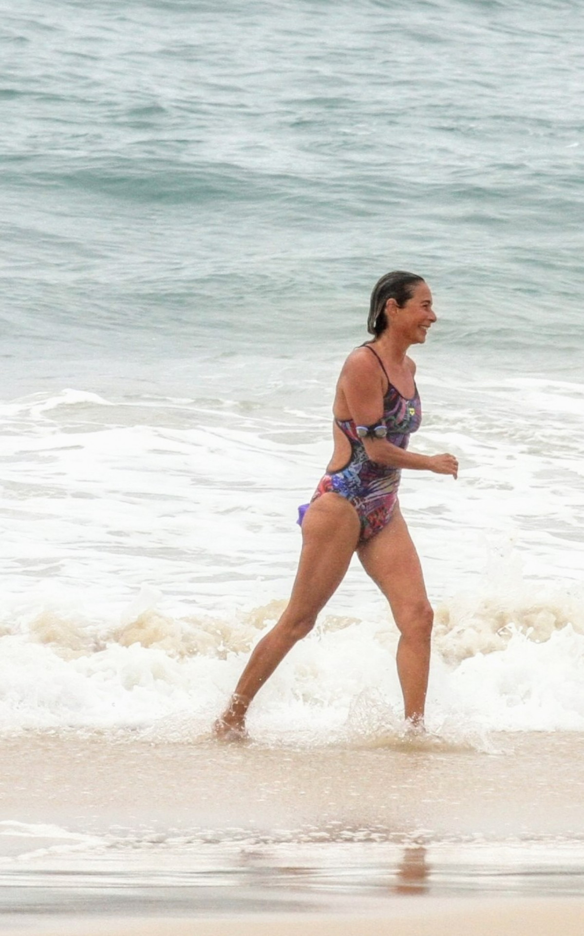 Andrea Beltrão se exercita em praia da Zona Sul do Rio