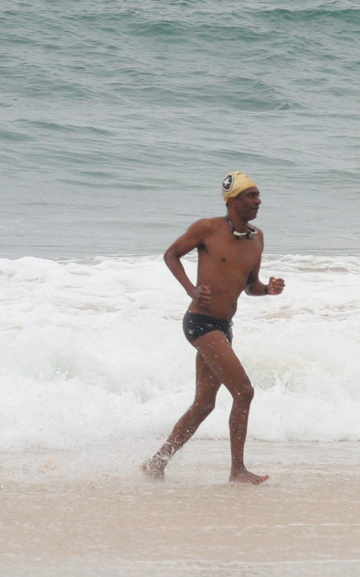 Hélio de la Peña se exercita em praia da Zona Sul do Rio