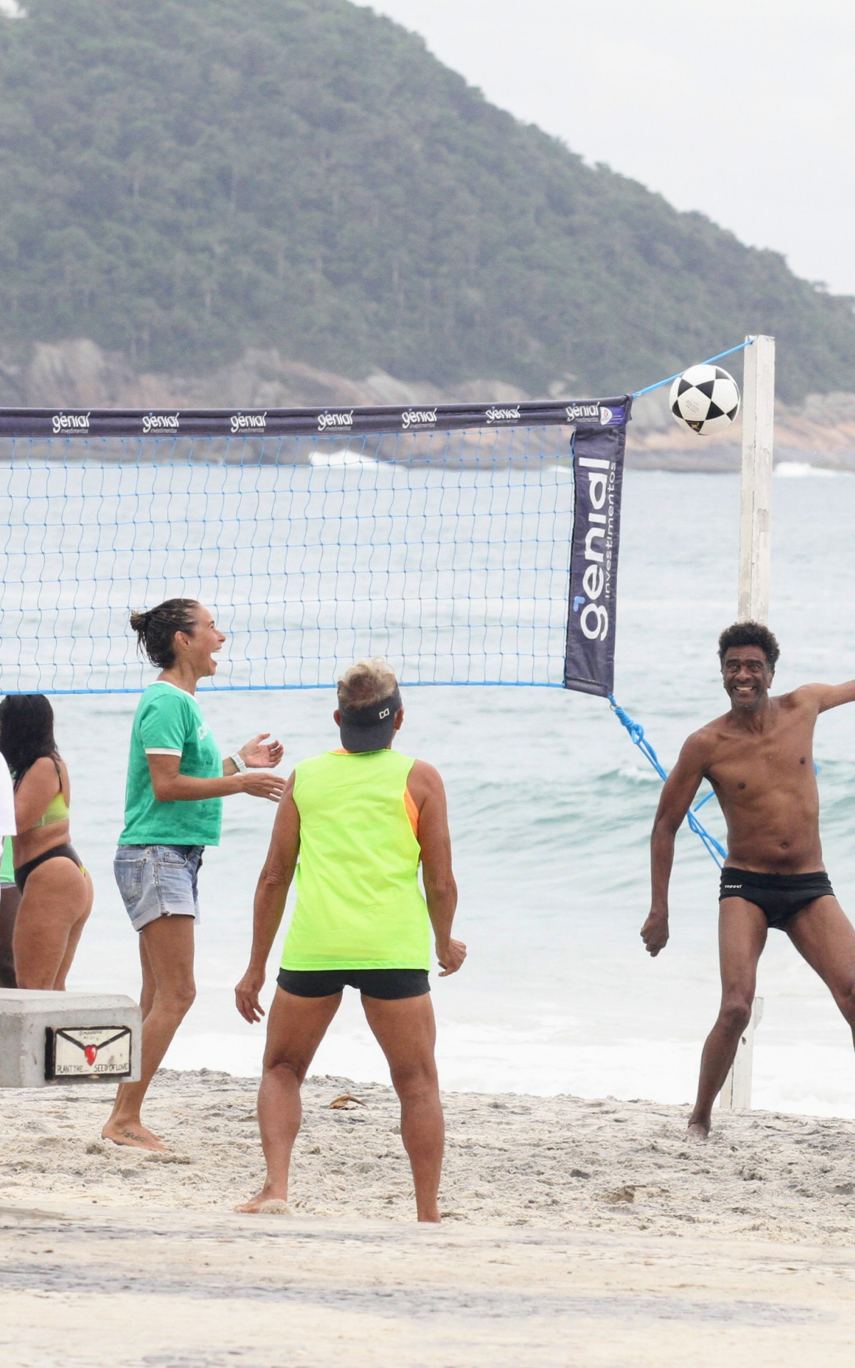 Andrea Beltrão e Hélio de la Peña jogam futevôlei em praia no Rio