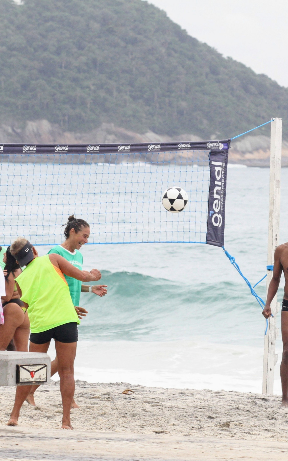 Andrea Beltrão e Hélio de la Peña jogam futevôlei em praia no Rio