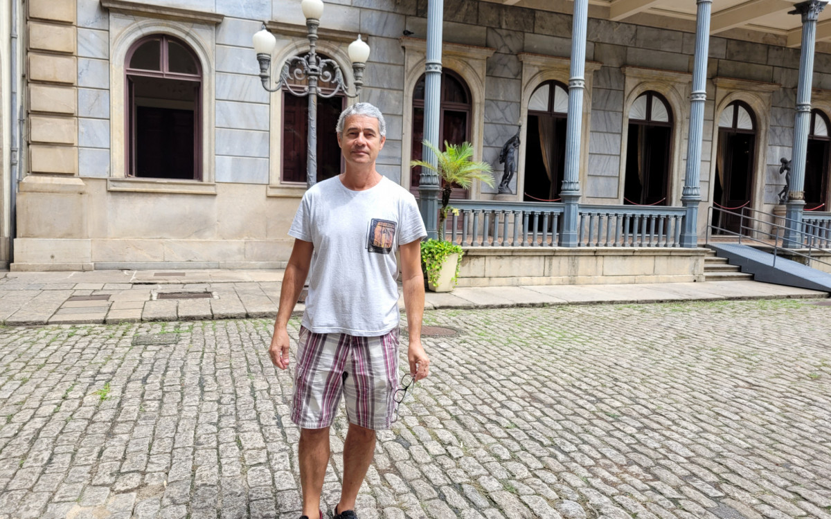 Nilton Bastos, 60 anos, vai diariamente ao jardim hist&oacute;rico do Museu da Rep&uacute;blica - Beatriz Perez/ Ag&ecirc;ncia O DIA