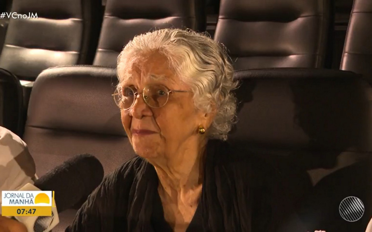 Irm&atilde; de Caetano e Maria Beth&acirc;nia, Mabel Velloso esteve na pr&eacute;-estreia de 'Meu Nome &eacute; Gal' - Reprodu&ccedil;&atilde;o/TV Bahia