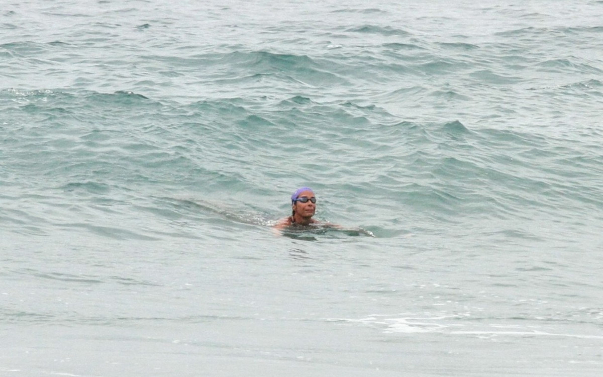 Andrea Beltrão nada em praia da Zona Sul do Rio