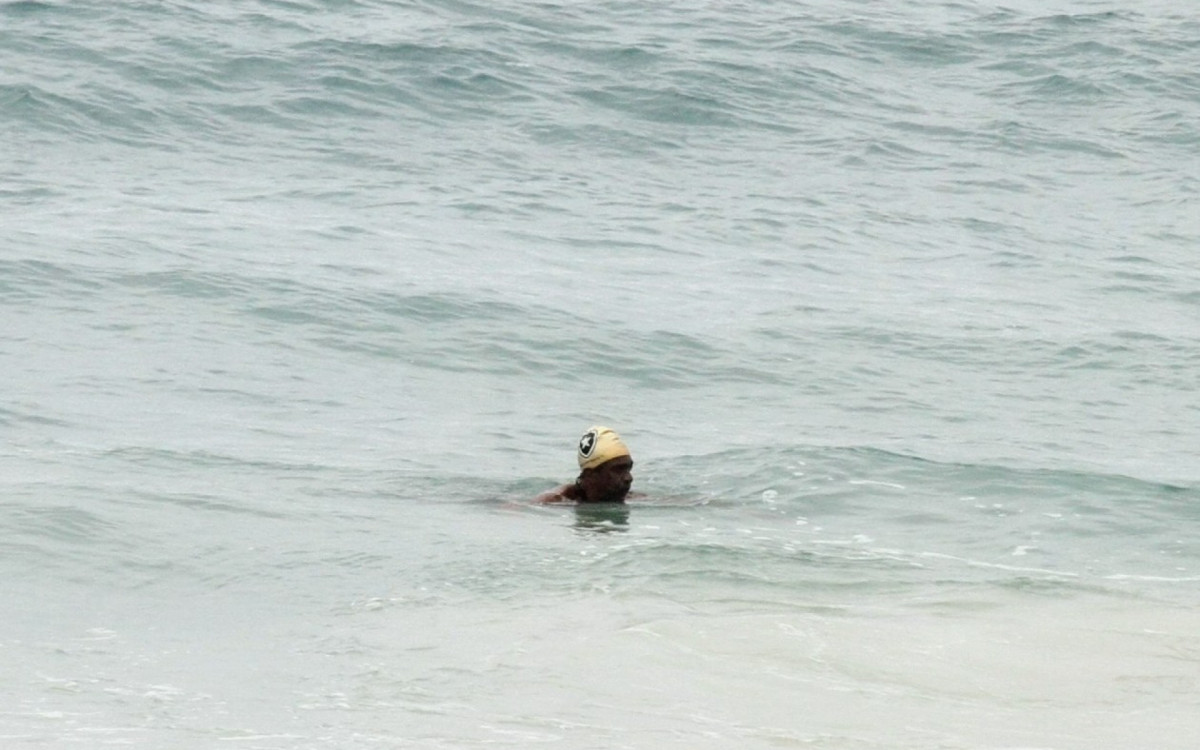Hélio de la Peña nada em praia da Zona Sul do Rio
