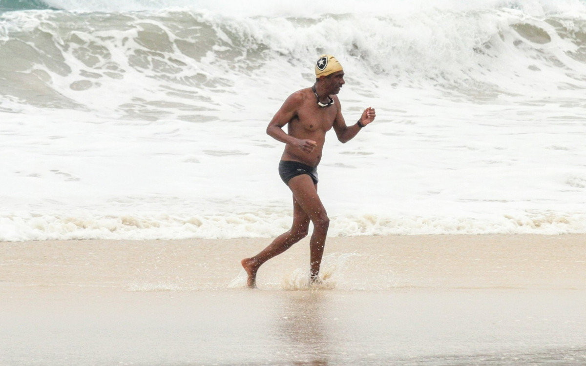 Hélio de La Peña se exercita em praia da Zona Sul do Rio