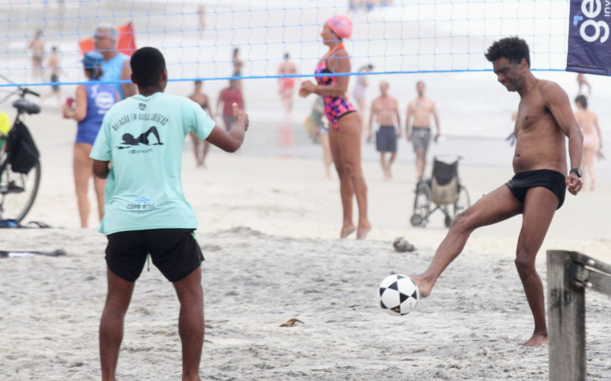 Andrea Beltrão e Hélio de la Peña jogam futevôlei em praia no Rio