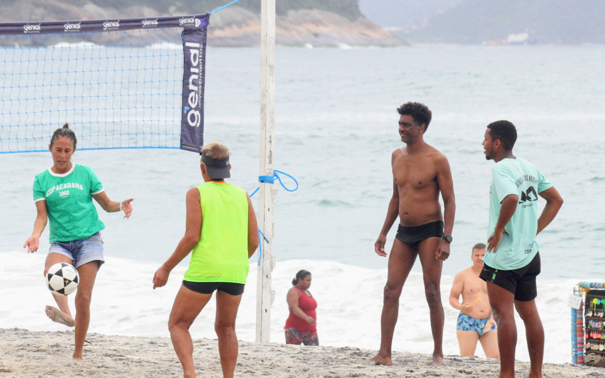 Andrea Beltrão e Hélio de la Peña jogam futevôlei em praia no Rio